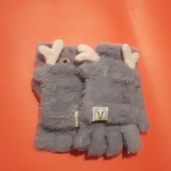 Reindeer mittens - Picture 2 of 2